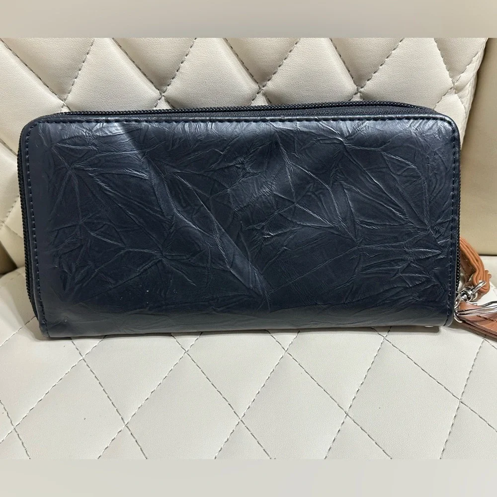 Stone Mountain Large Wrinkle Zip Around Wristlet Wallet Black Leather